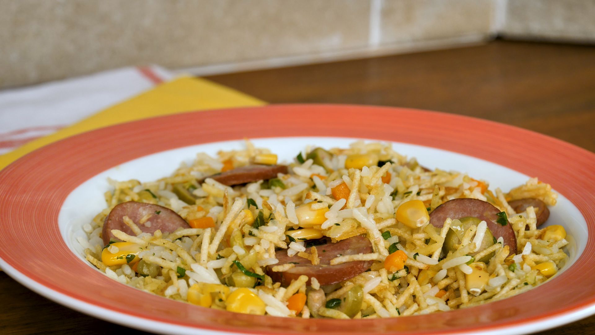 Arroz com calabresa e batata palha