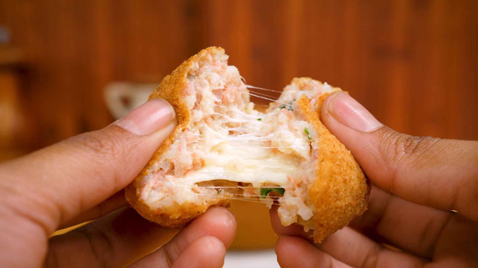 Bolinho de arroz com mortadela