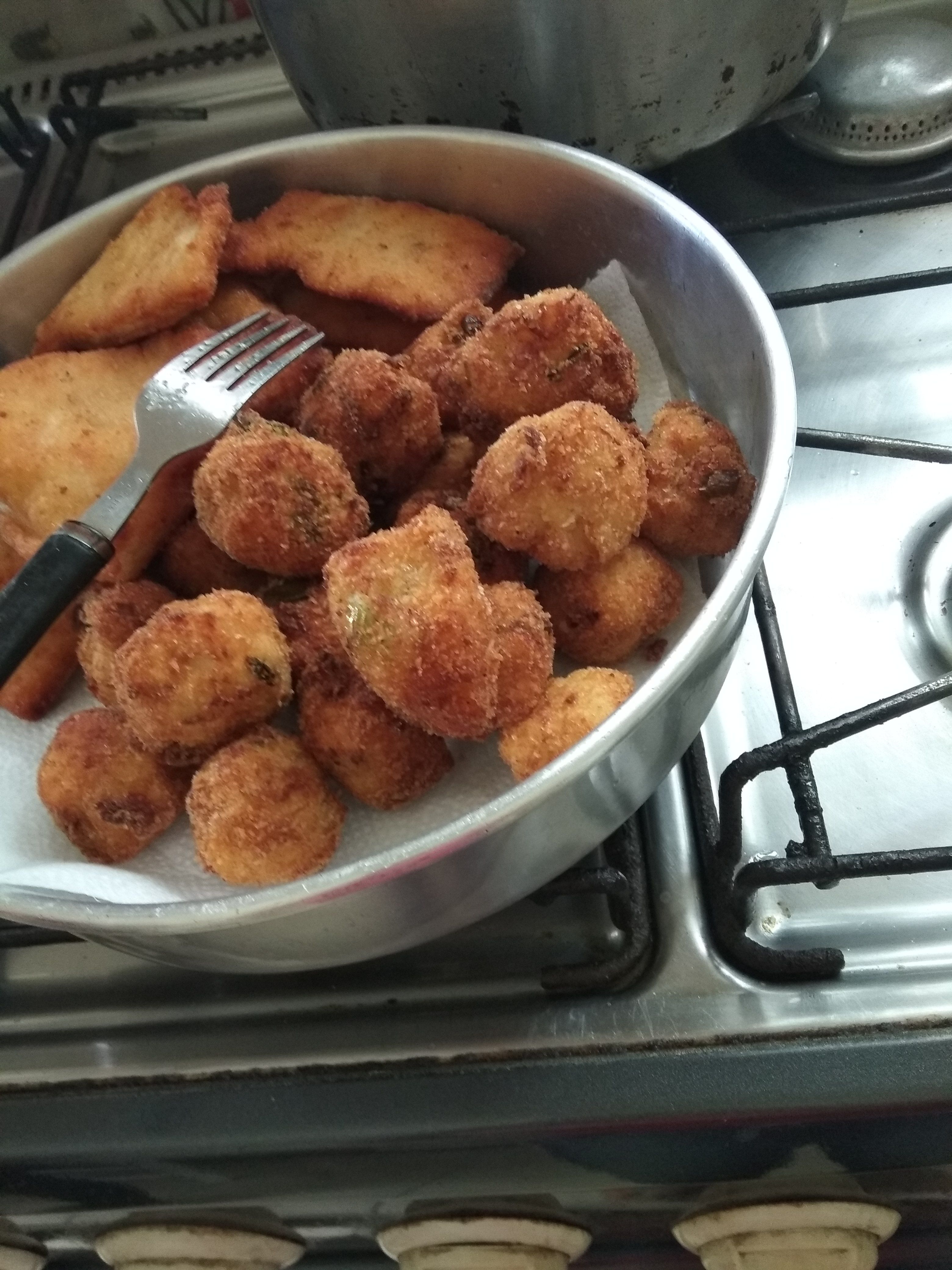 Bolinho de batata com bacalhau