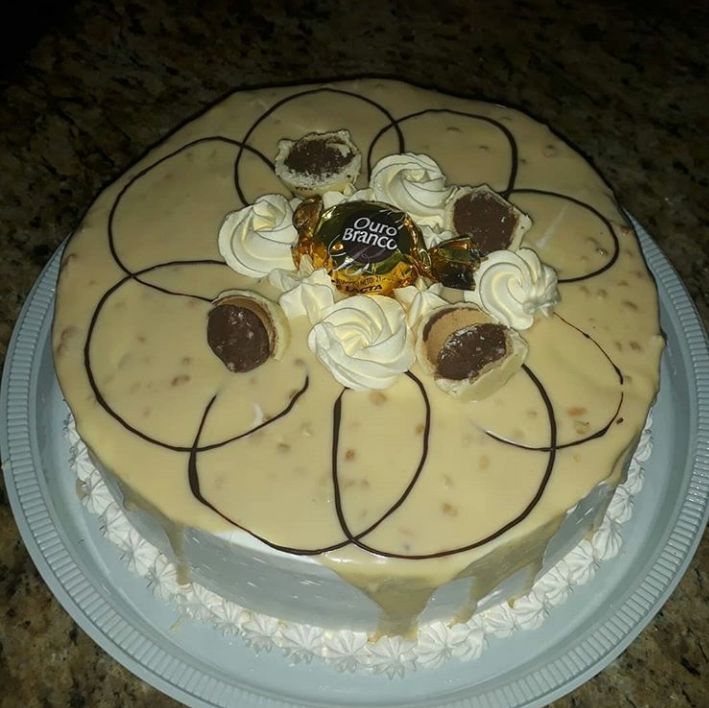 Bolo de bombom com recheio crocante sabor chocolate e cobertura sabor chocolate branco