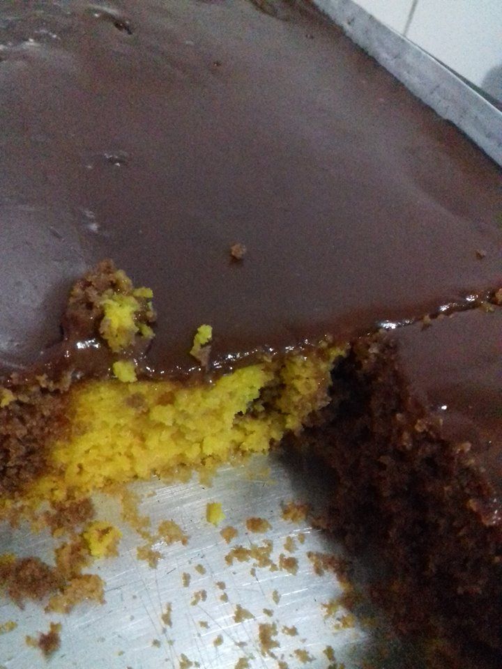 Bolo de cenoura mesclado com chocolate