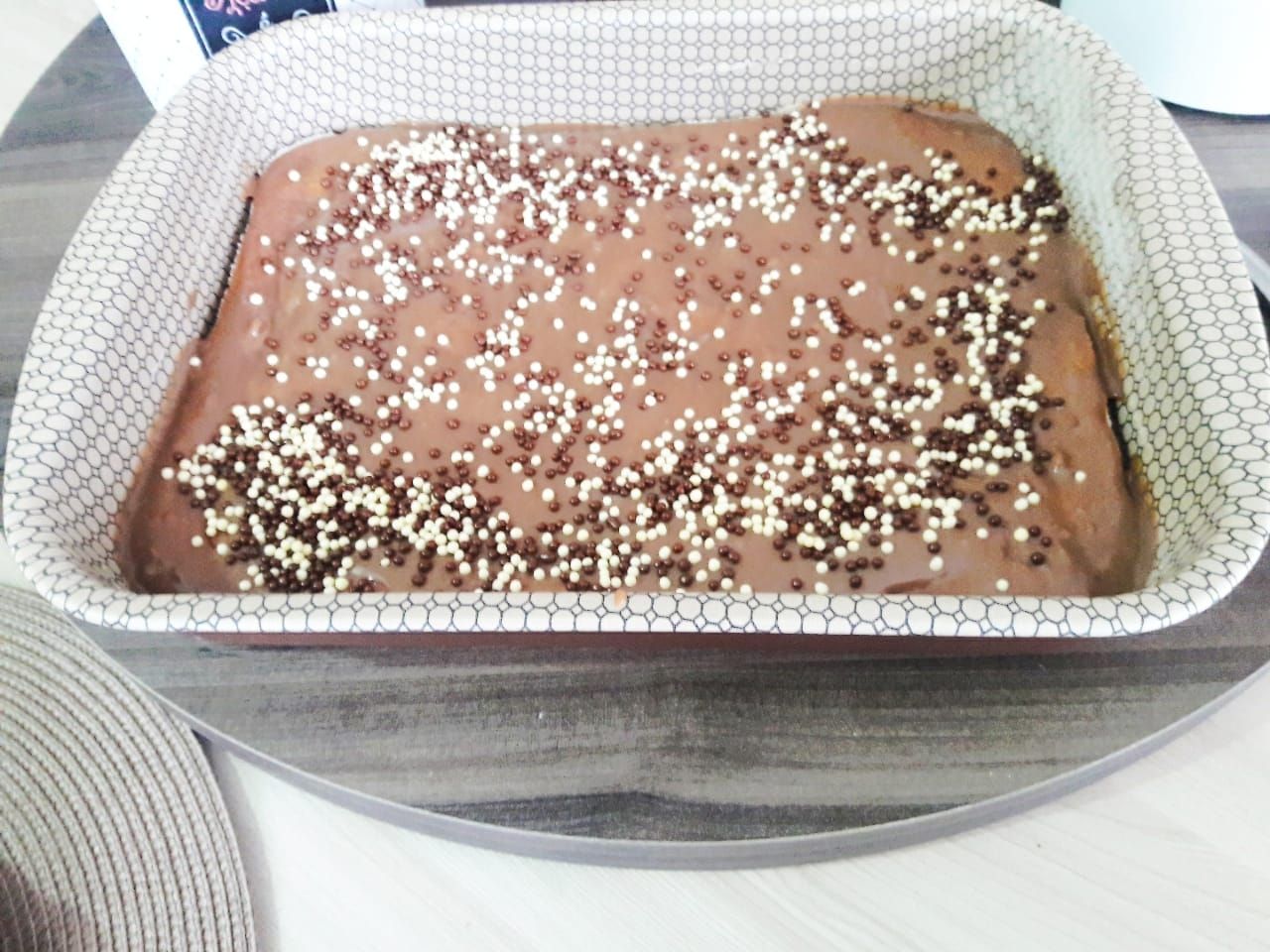 Bolo de chocolate com cobertura de brigadeiro