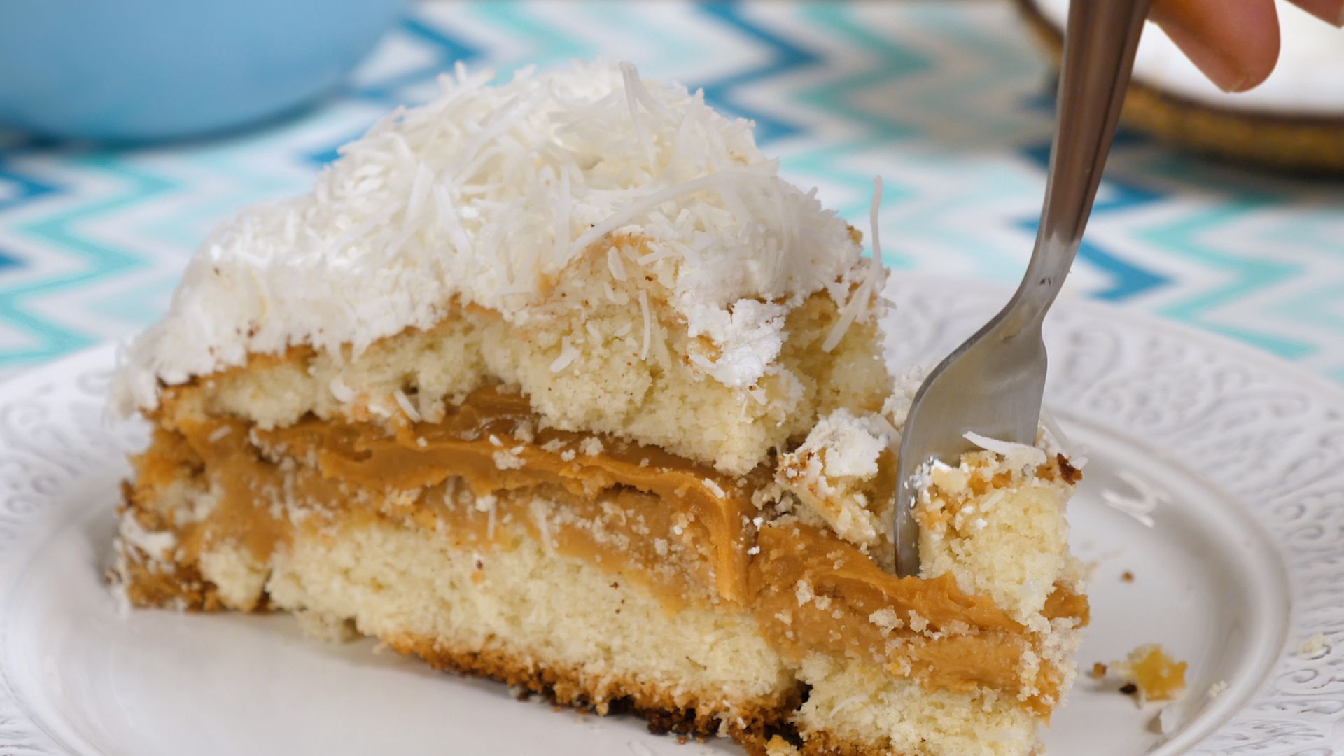 Bolo de coco com doce de leite