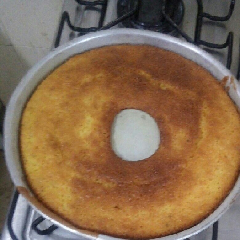 Bolo de fubá com erva doce feito a mão