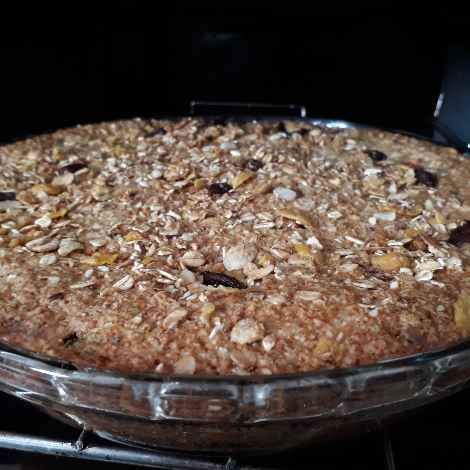 Bolo de granola com morangos e coco