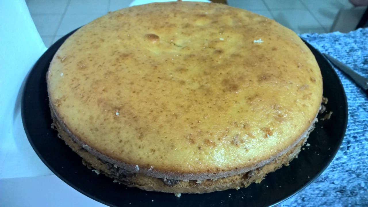 Bolo de iogurte simples e rápido com recheio de chocolate e cereais