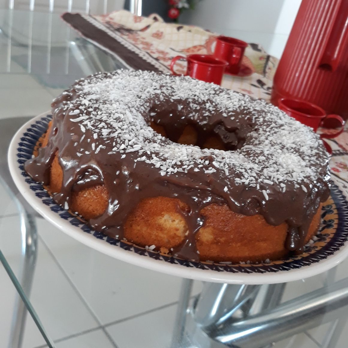 Bolo de laranja com calda de trufa de brigadeiro