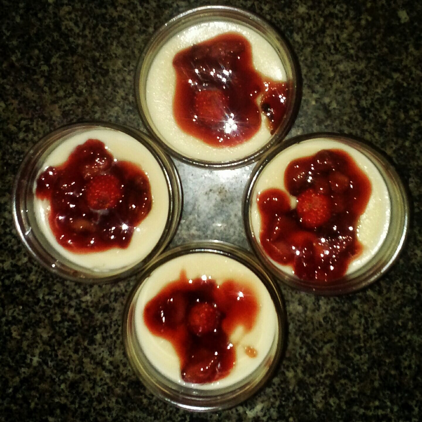 Creme inglês com geleia de morango