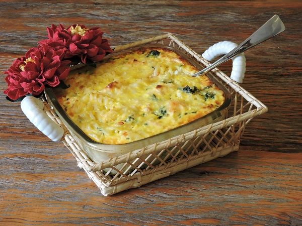 Escondidinho de macarrão com salmão e creme de queijos com espinafre