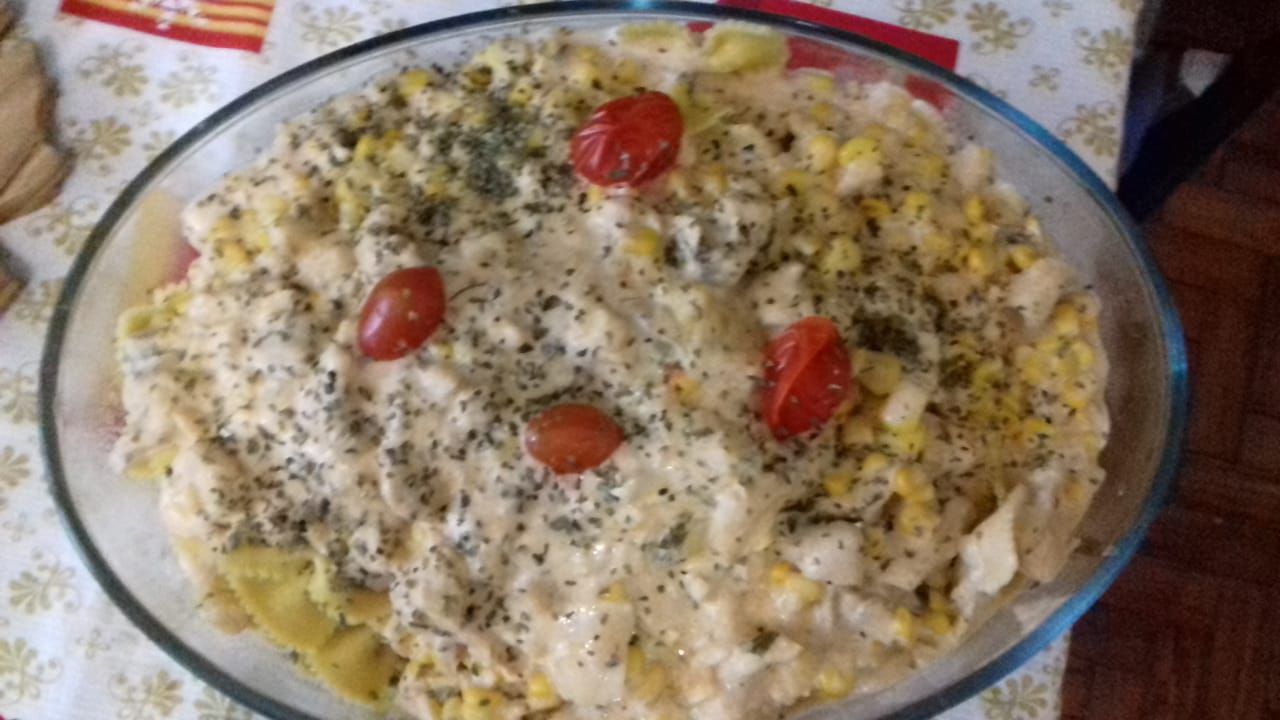 Estrogonofe de frango em farfalle