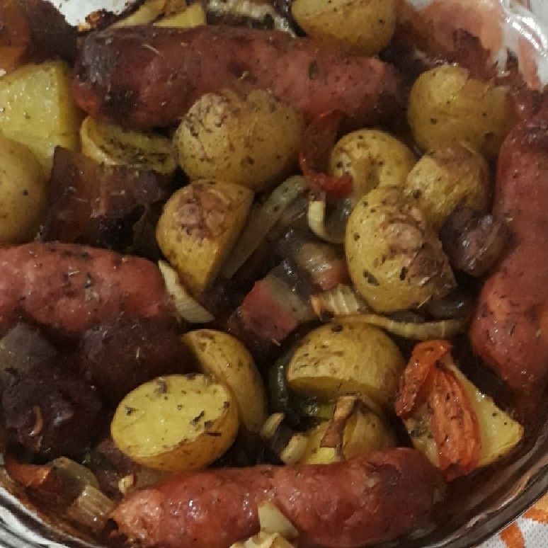 Linguiça toscana com batata gratinada no forno