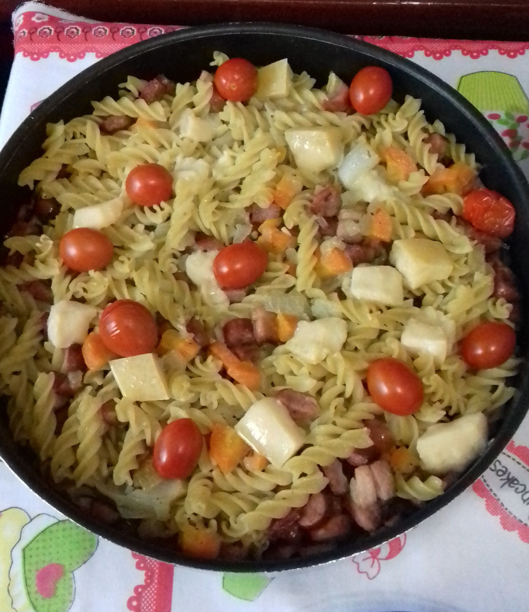 Macarrão alho e óleo ao forno com linguiça e queijo