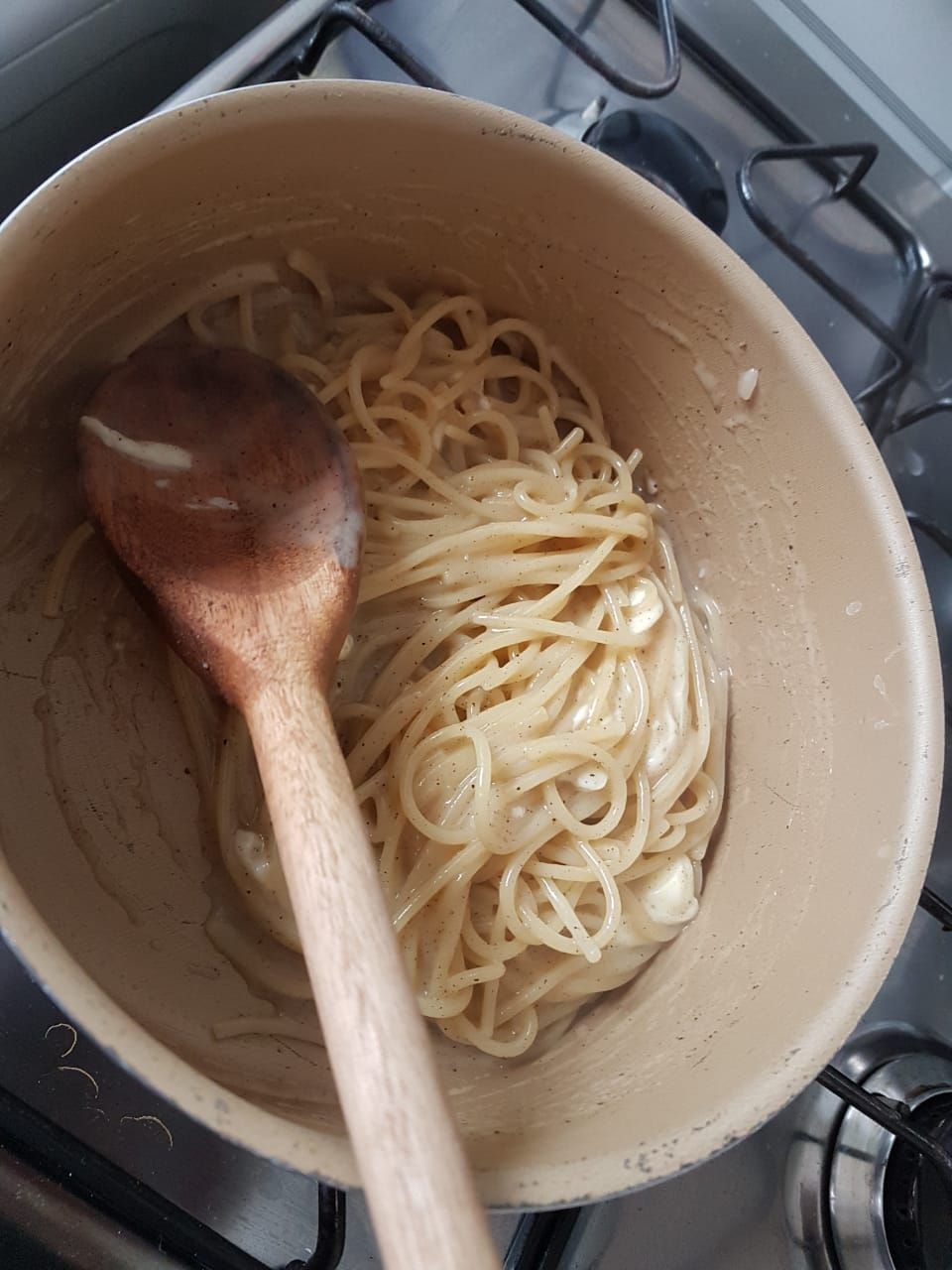 Macarrão cacio e pepe