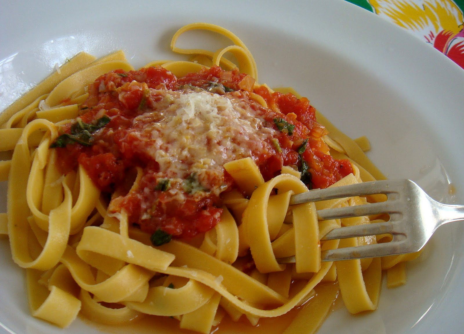 Macarrão com molho de tomate simples