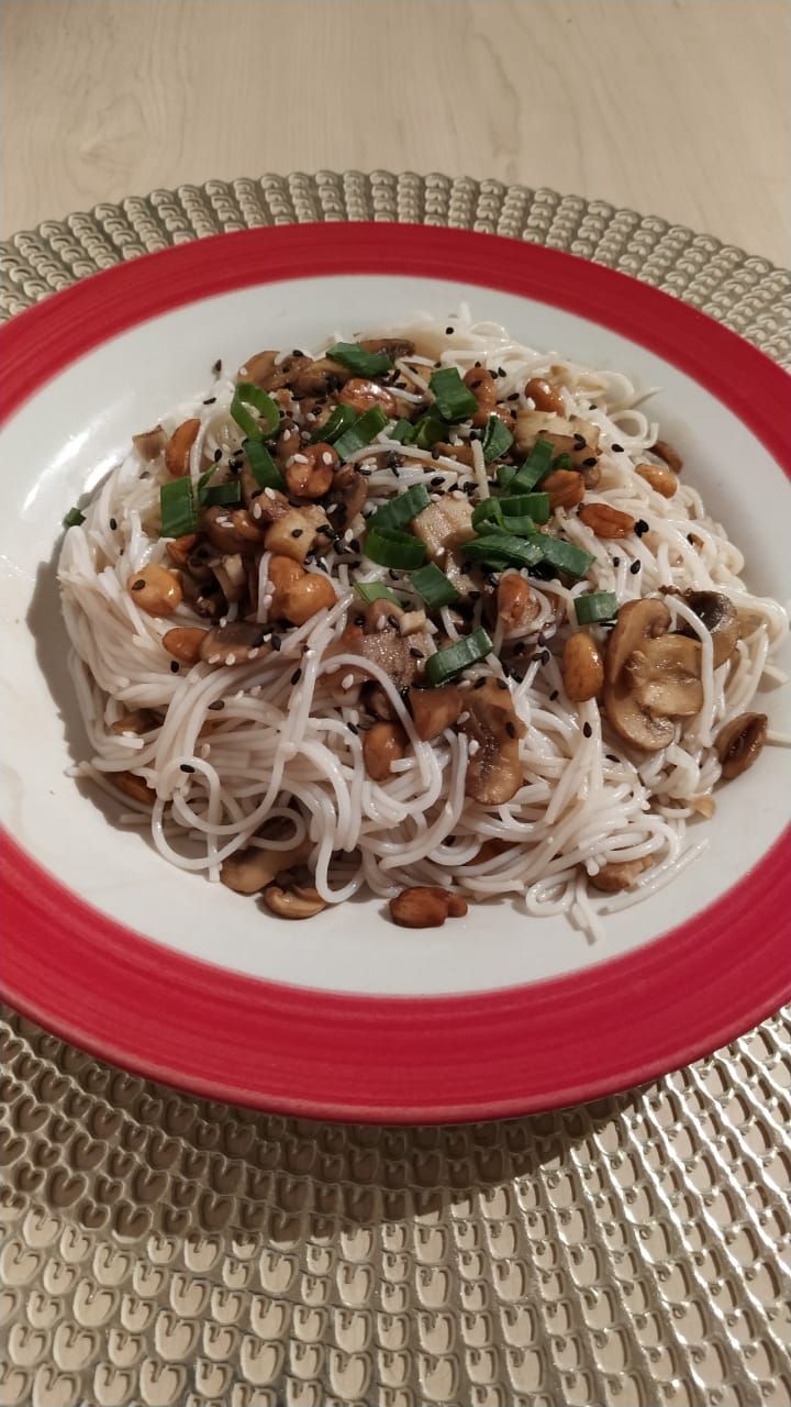 Macarrão de arroz com cogumelos