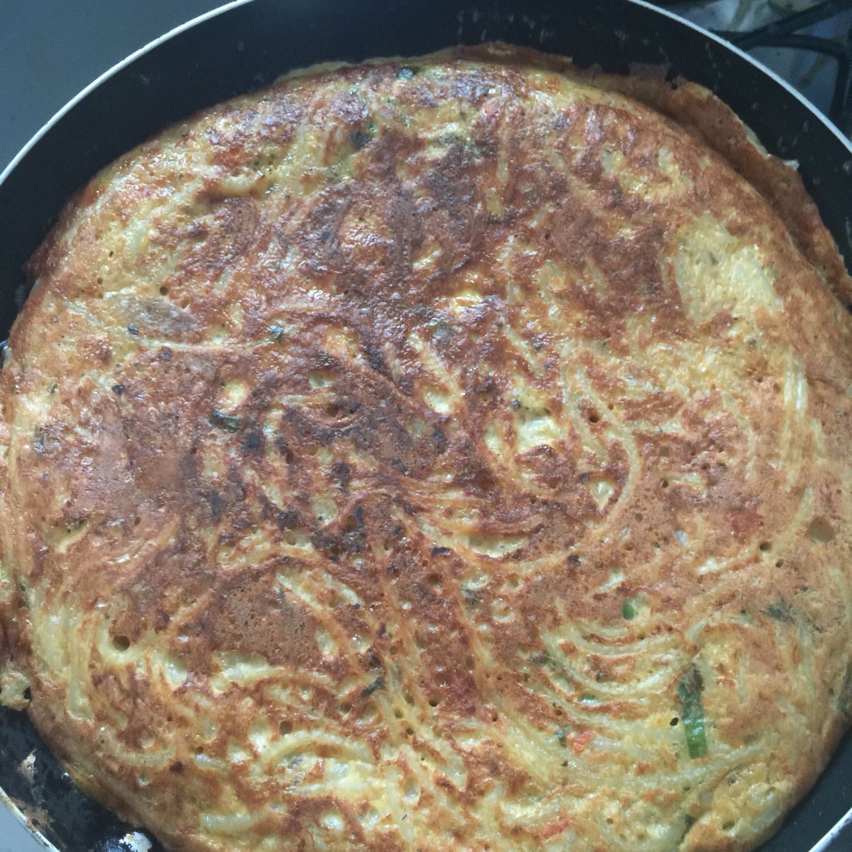 Omelete de sardinha com macarrão da polly