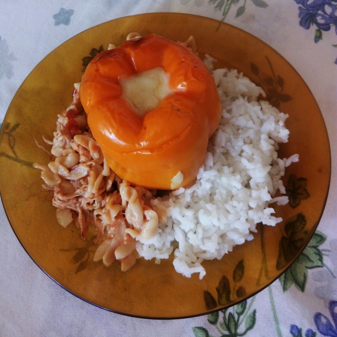 Pimentão recheado com macarrão ao molho de frango e queijo