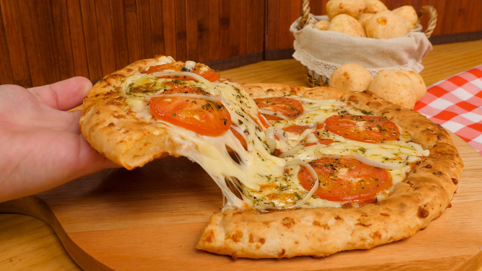 Pizza com borda de pão de queijo