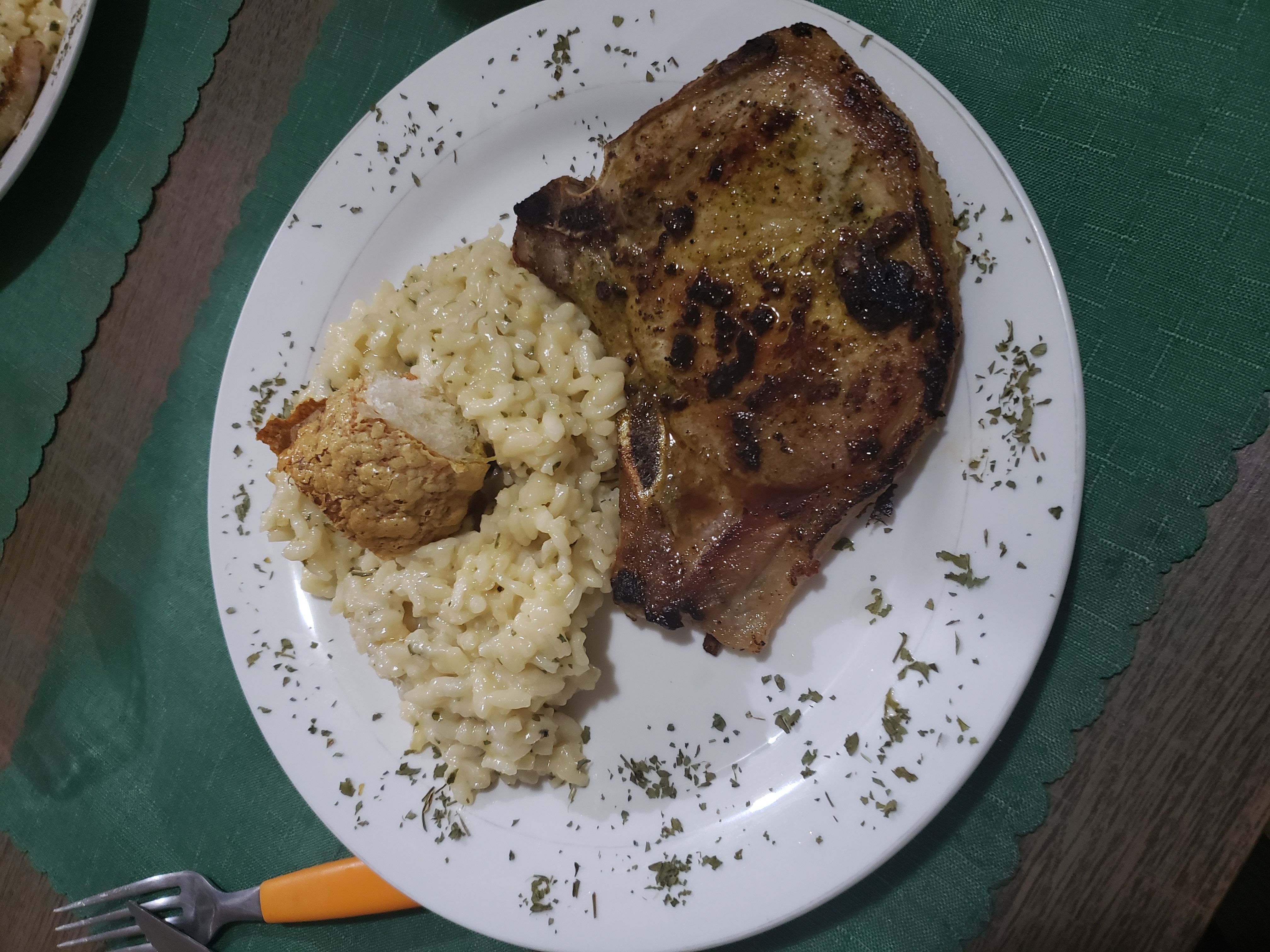 Risoto de Queijo e Cachaça com bisteca à pimenta limão