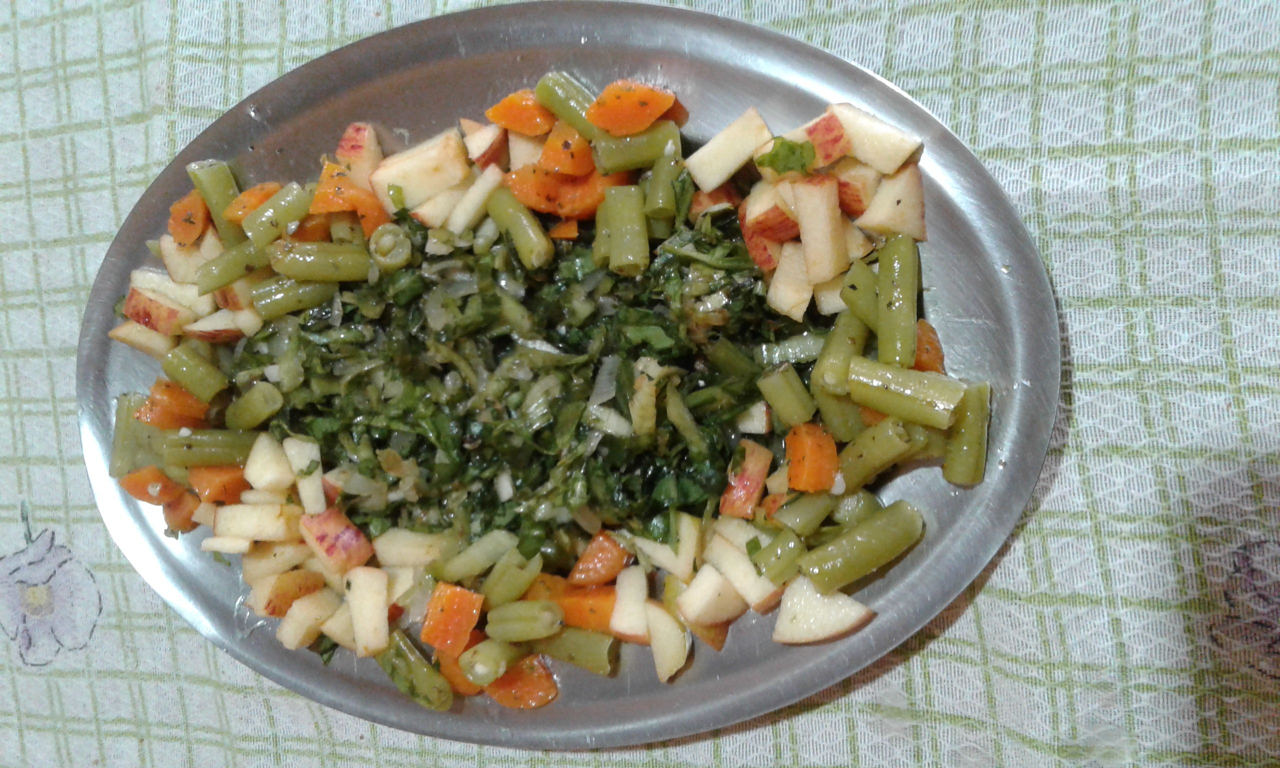 Salada de almeirão com legumes