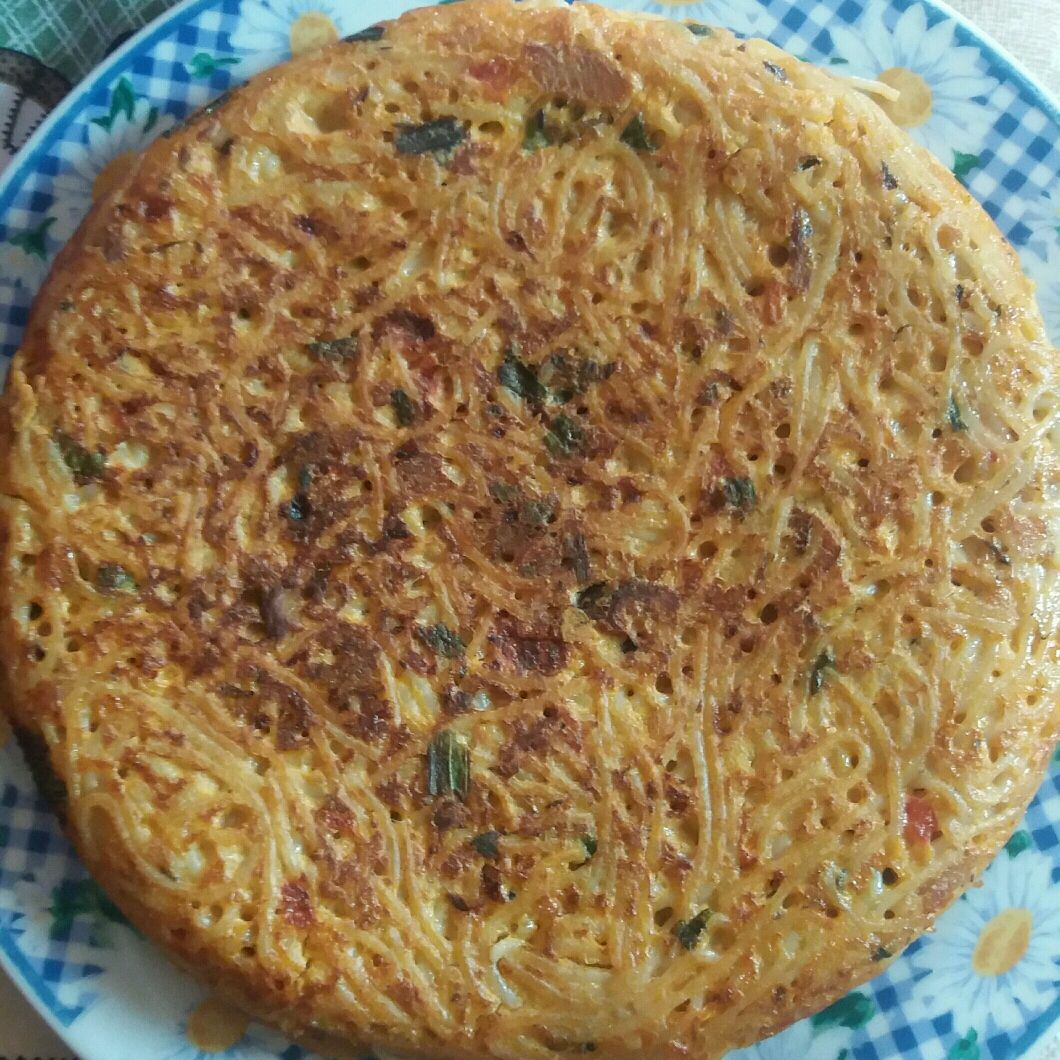 Torta de sardinha com macarrão fácil