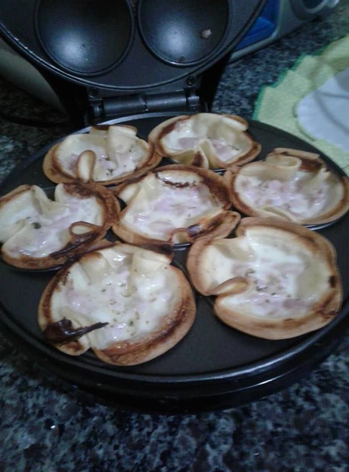 Trouxinhas de presunto e queijo com massa de pastel