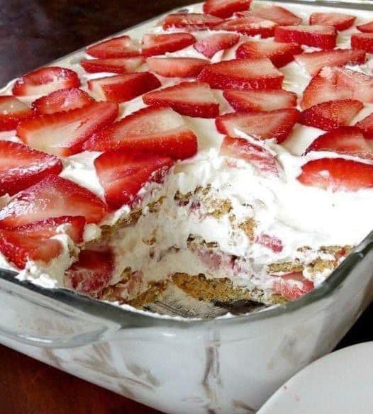 Faço esta sobremesa todos os Natais e tenho que escondê-la literalmente para minha família não comer antes do tempo!