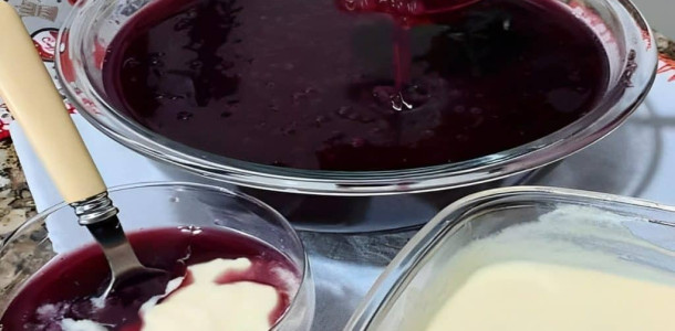 Sagu de restaurante uma sobremesa deliciosa feita com vinho tinto e creme de leite…