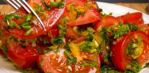 Salada mágica de tomate! Você nunca mais vai querer fazer de outro jeito!