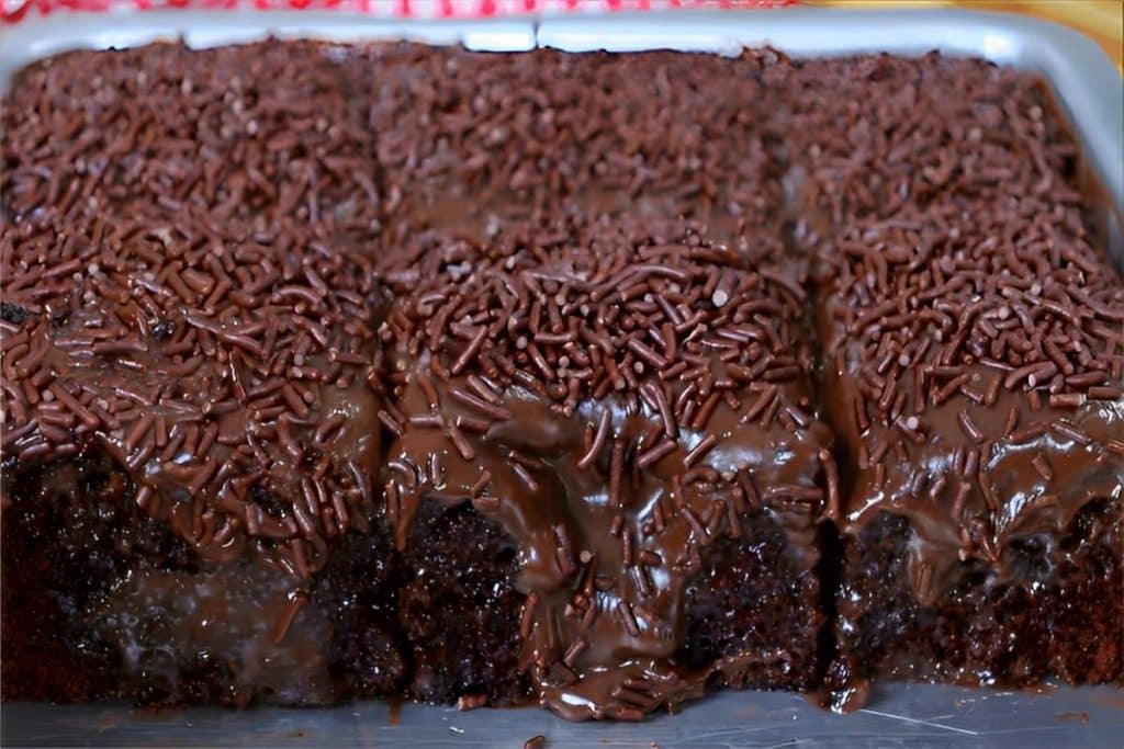 Bolo de chocolate rápido, molhadinho e delicioso para o lanche com a familia!!