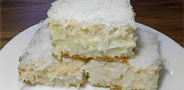 Bolo de coco gelado daqueles que eram embrulhados em papel alumínio na nossa infância