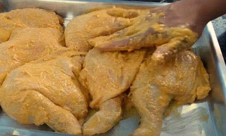 Coxa e sobrecoxa de frango na maionese assado no forno bem temperadinha e com casquinha