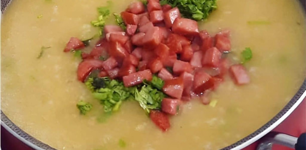 Caldo de Mandioca com linguiça: eu sempre faço aqui em casa, principalmente nos dias frios…