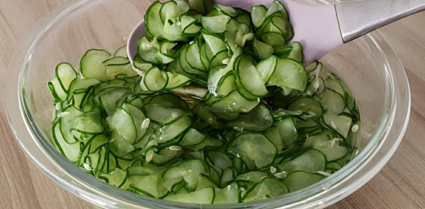 Pepino agridoce ou sunomono: a entrada que faz sucesso no restaurante japonês para você fazer em casa
