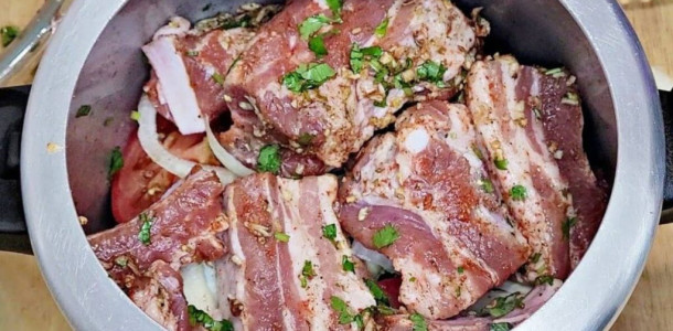 Costelinha de porco na pressão suculenta: ideal pra você servir no almoço ou jantar em família